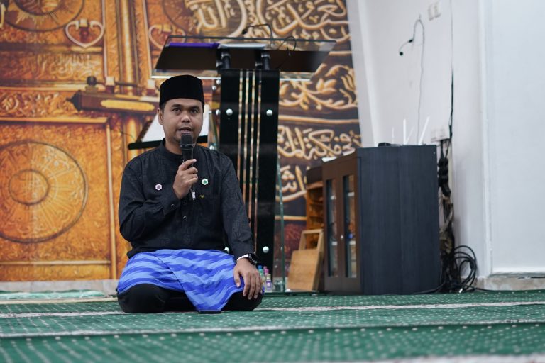 Ust. Banjiruddin saat mengisi sambutan