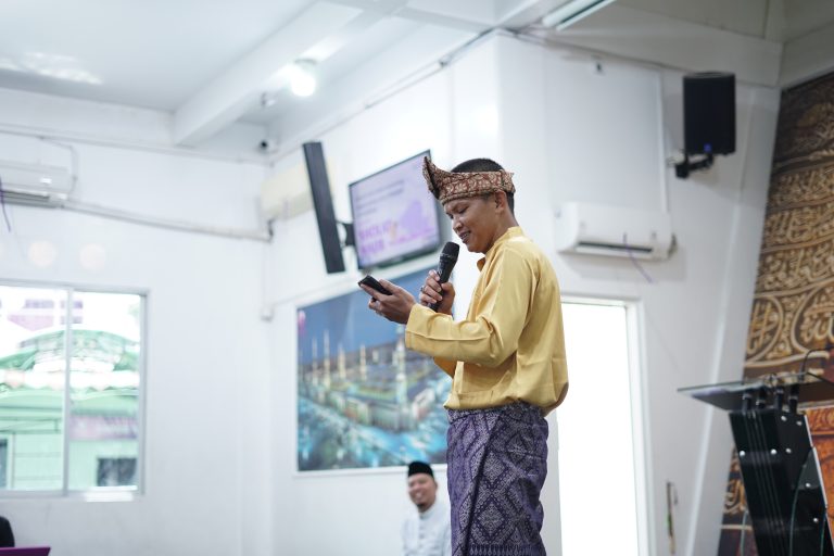 Ust. Awal saat Membawa Acara