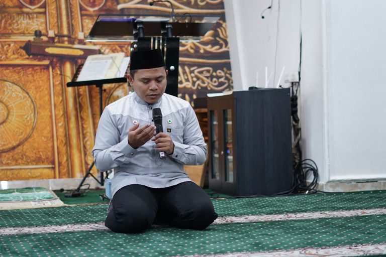 Ust. Fanani memimpin doa penutup