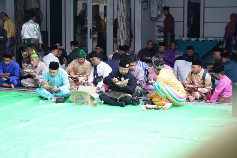 Suasana acara saprahan