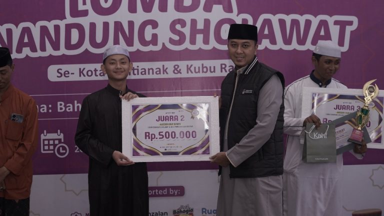 Ust. Adam (sebelah kanan) menyerahkan hadiah pada Juara 2 Ikhwan