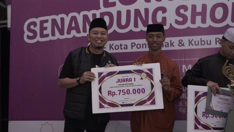 Ayahman (sebelah kiri) menyerahkan hadiah pada Juara 1 Ikhwan