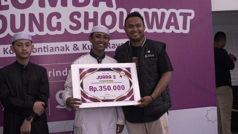 Abangda Dody sebelah kanan) menyerahkan hadiah pada Juara 3 Ikhwan