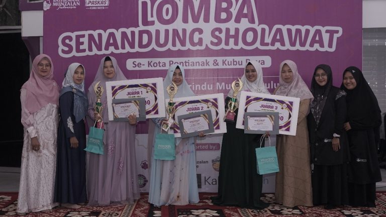 Para pemenang lomba Senandung Sholawat Akhwat