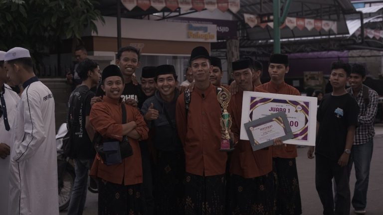 Para Pemenang Lomba Senandung Sholawat Kategori Ikhwan