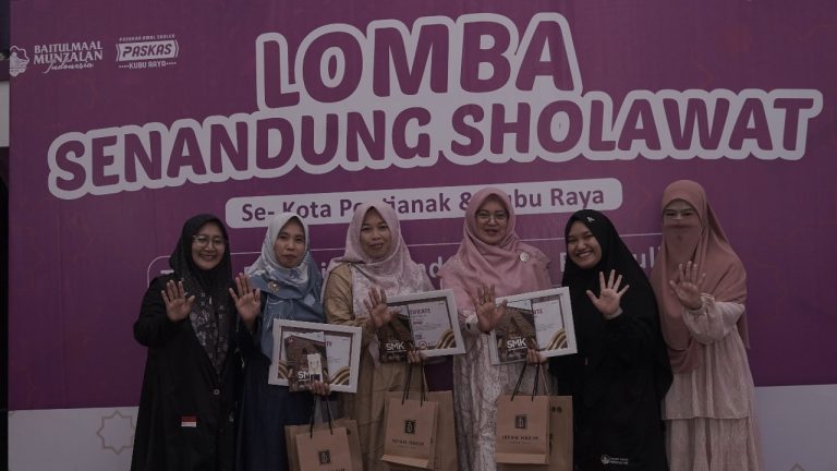 Para pemenang lomba Senandung Sholawat Akhwat