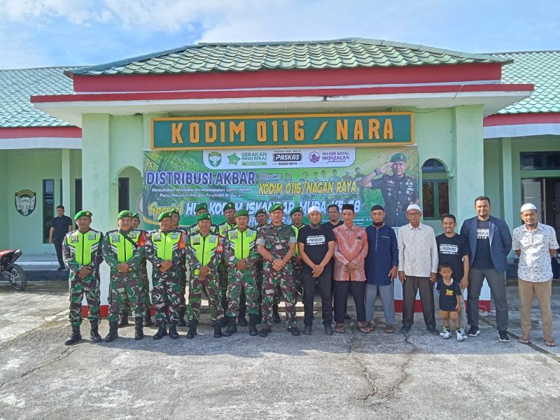 Dandim 0116/Nagan Raya Letkol Inf Fairuzzabadi, S.H., bersama gerakan infak/tokoh masyarakat. Foto Ist