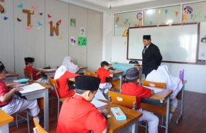 Kepala Sekolah mengawasi kegiatan ujian
