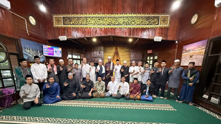 Silaturahim Ayahman ke Masjid Munzalan Al Husni Sintang